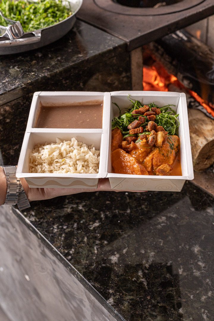 Carne de panela com arroz, feijão, batatas e cenoura
