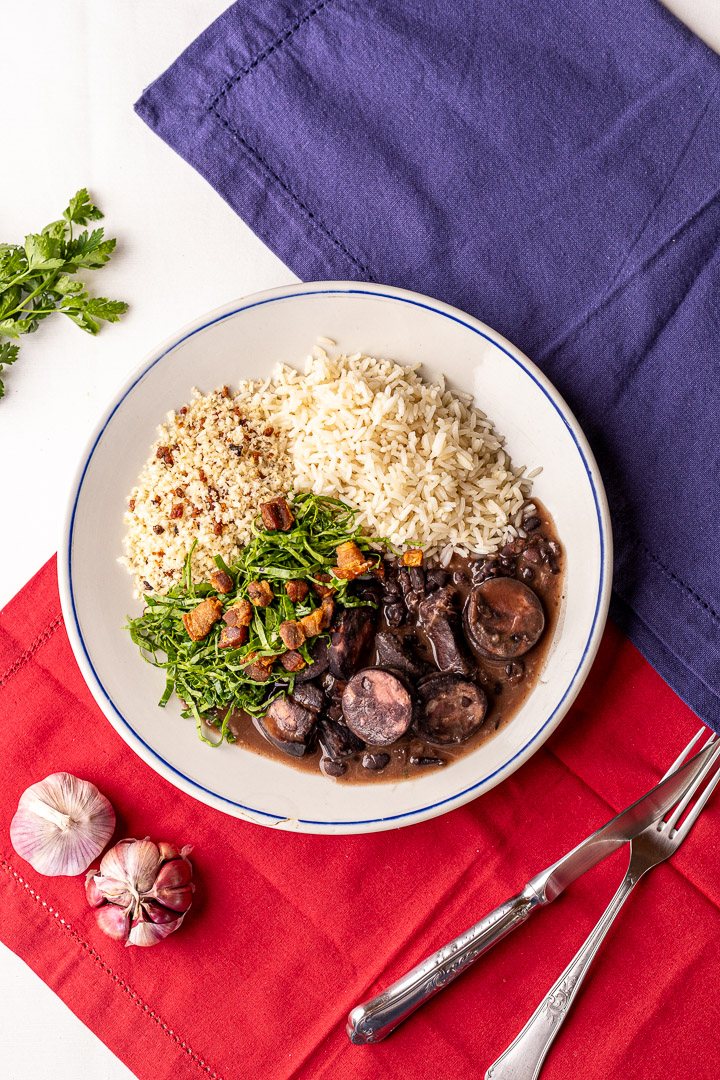 Feijoada com arroz, farofa, couve e torresmo