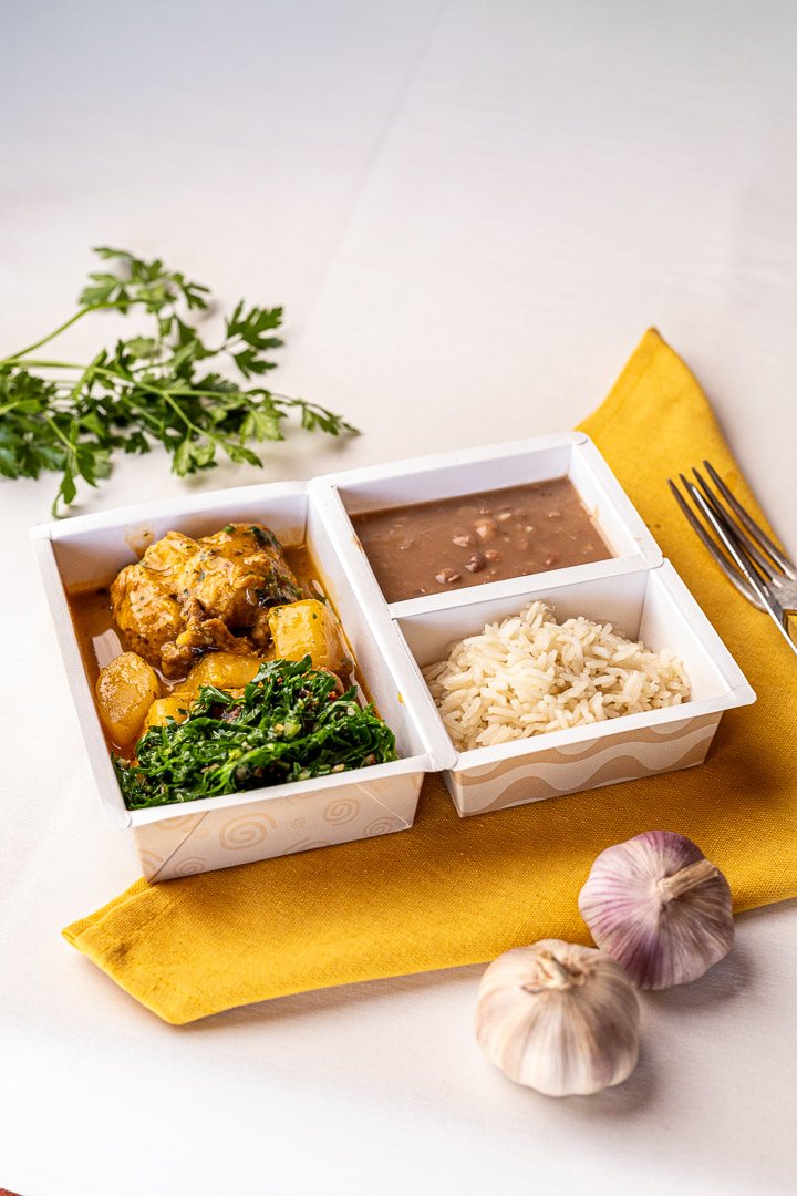 Frango com quiabo, arroz, feijão, mandioca e couve